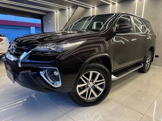 TOYOTA HILUX SW4 2.8 SRX 4X4 7 LUGARES 16V TURBO INTERCOOLER DIESEL 4P AUTOMÁTICO TOYOTA HILUX SW4 2.8 SRX 4X4 7 LUGARES 16V TURBO INTERCOOLER DIESEL 4P AUTOMÁTICO